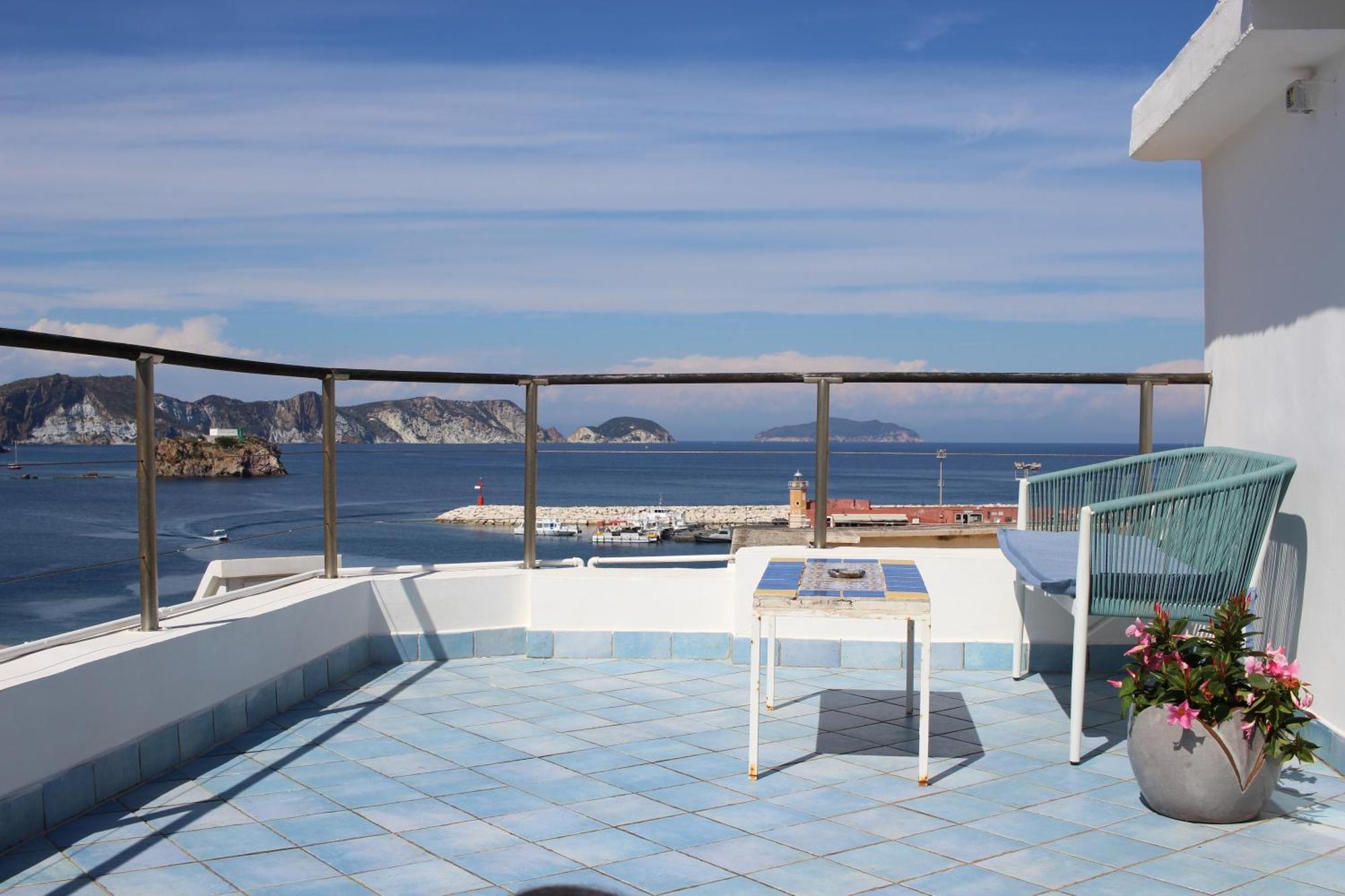 La Mansarda Sul Porto Apartment Ponza Exterior photo